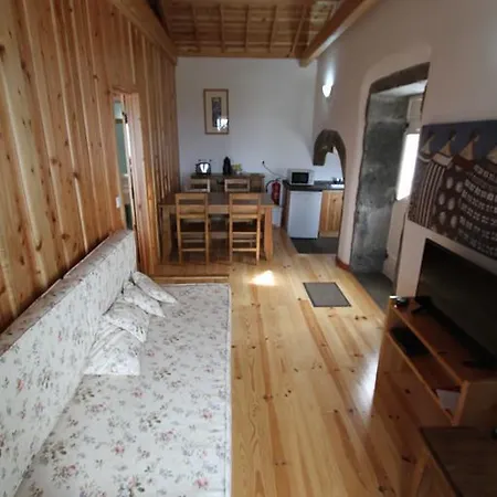 Alloggio per agriturismo Casa Branca Da Chaminé Cinco Ribeiras